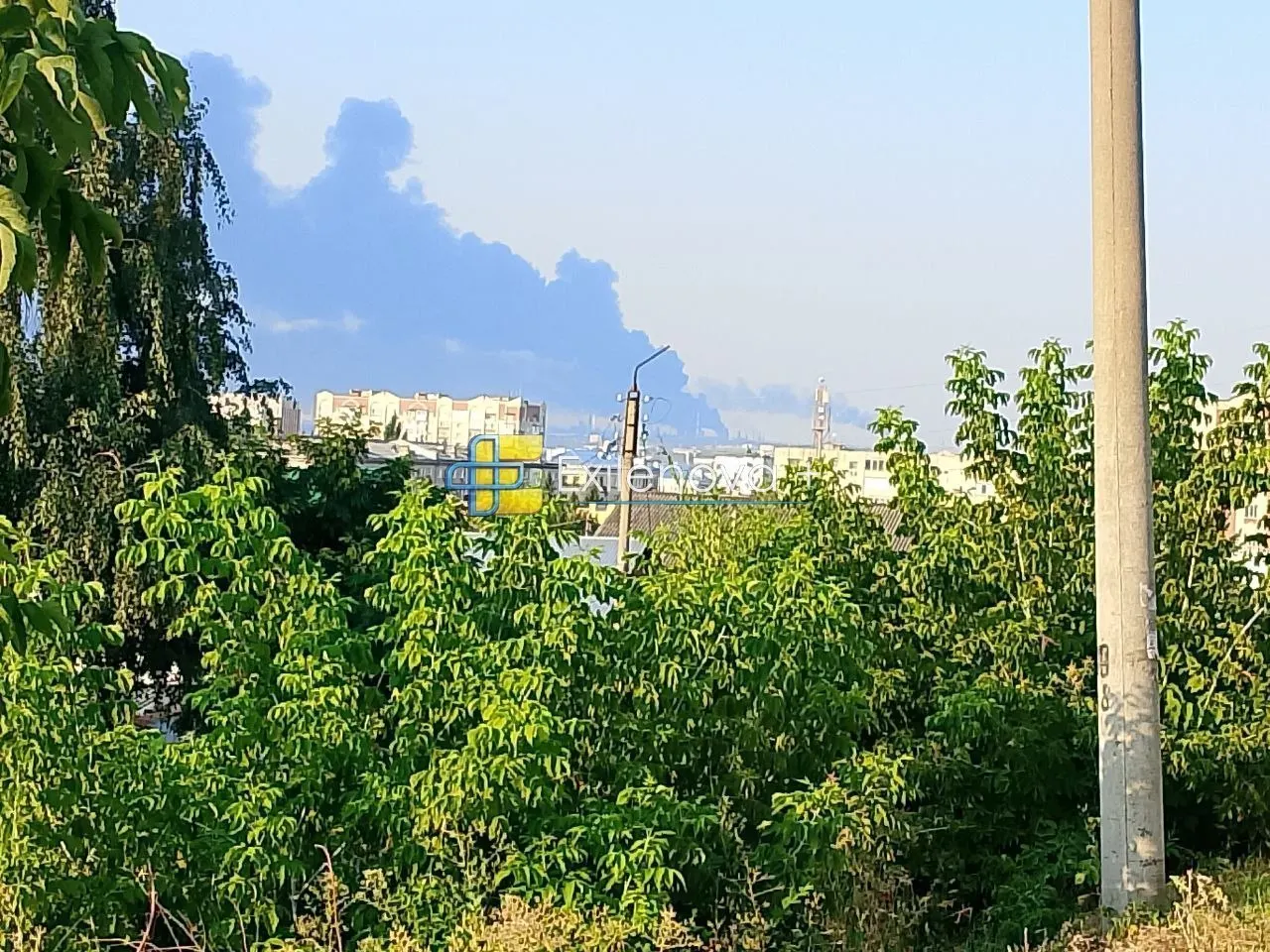 После падения обломков беспилотников на Илльский НПЗ возник пожар; силы ПВО перехватили сотни дронов над различными регионами. Пострадавшие получили помощь, на месте работают службы.