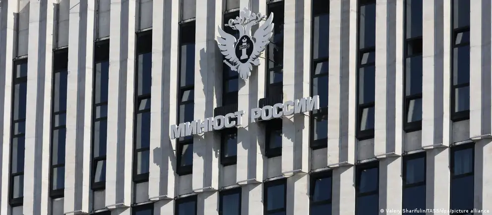 Министерство юстиции расширило перечень нежелательных организаций: в списке появились фонд защиты прав человека под руководством Юлии Навальной и другие учреждения, включая исследовательские и антивоенные организации. Статья освещает новые добавления и последствия за участие.