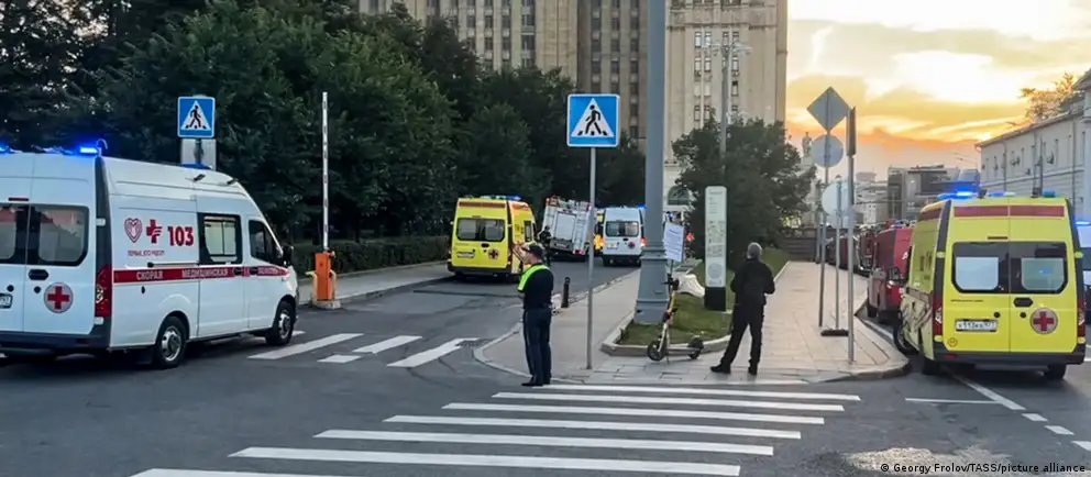 Вечером 1 августа у ресторана на Кудринской площади прогремел взрыв: несколько человек погибли, ещё ряд пострадавших госпитализированы. Возбуждено уголовное дело по статье о террористическом акте. Следствие рассматривает версию покушения на главнокомандующего ВКС Александра Чайко, ранее подпавшего под санкции ЕС.