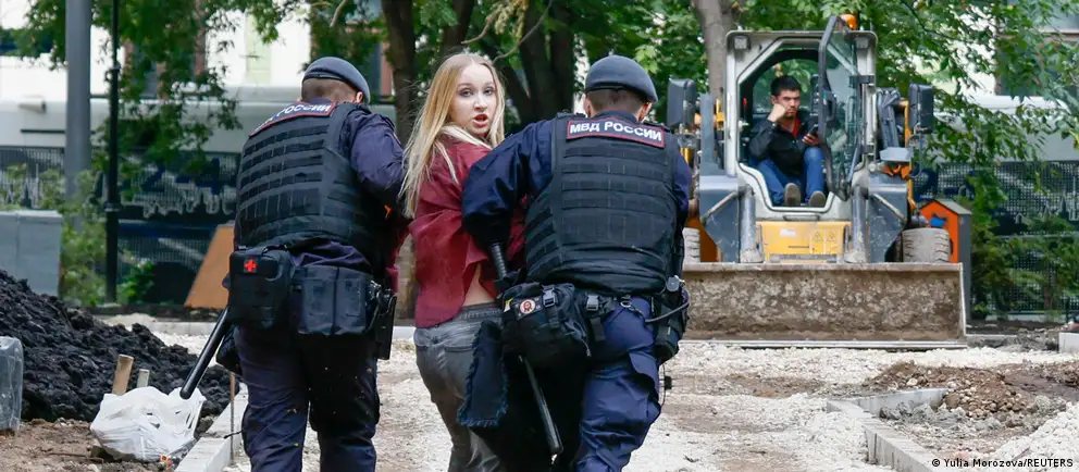 У здания Верховного суда Москвы произошли задержания участников протестной акции в поддержку «Яблока» во время слушания апелляции на недопуск к выборам; полиция задержала десятки человек, среди задержанных — несовершеннолетние.