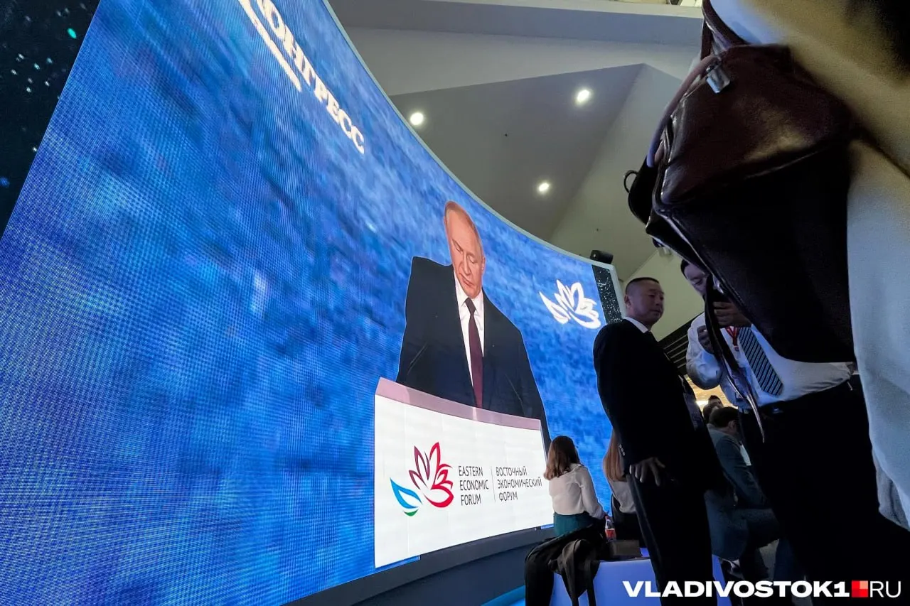Президент России Владимир Путин посетит Владивосток 2–3 сентября для участия во ВЭФ-2026, проведет совещания по развитию Дальнего Востока и встретится с губернатором Приморского края, а 3 сентября выступит на пленарном заседании.