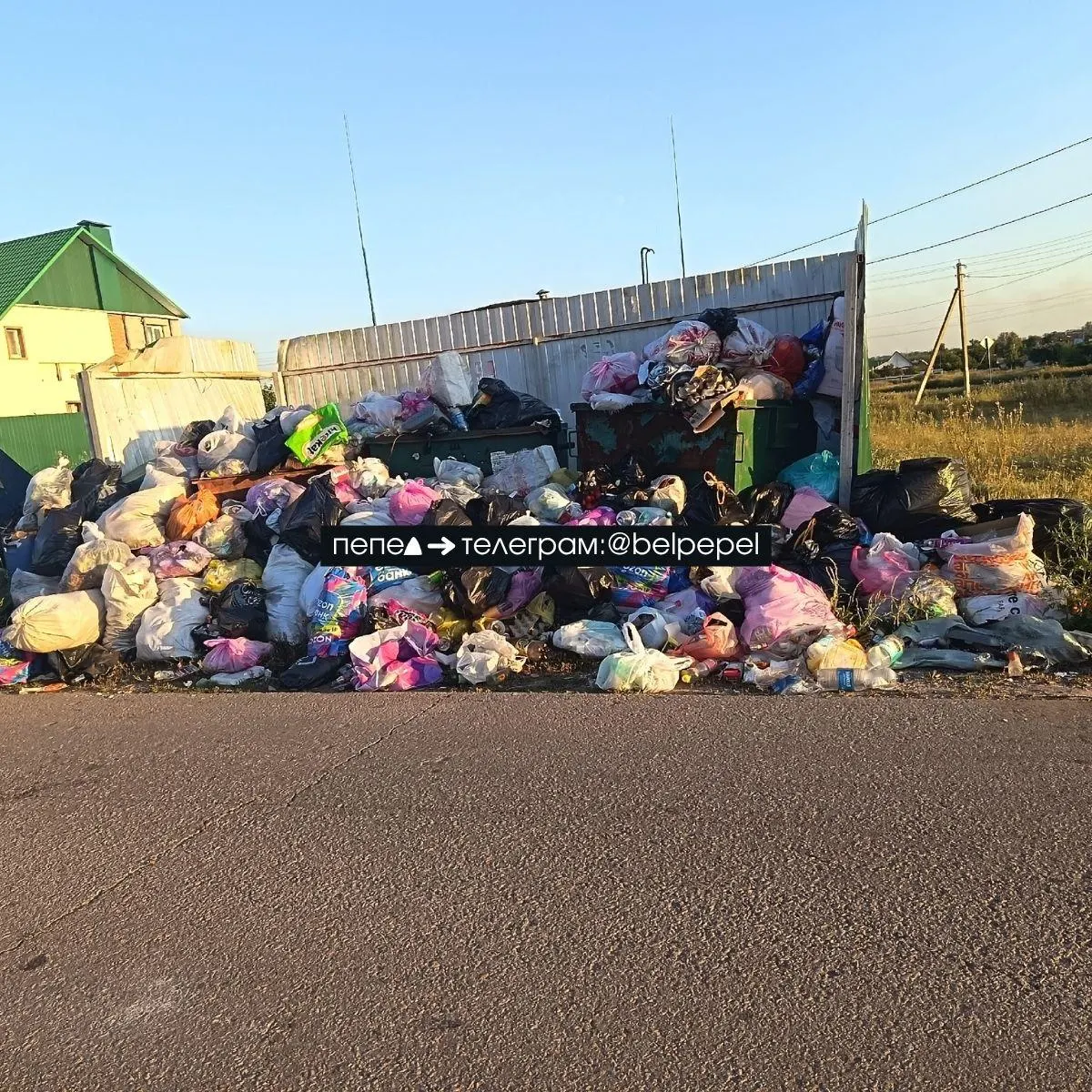 Жители приграничных районов Белгородской области сталкиваются с длительными перебоями в вывозе мусора из‑за атак беспилотников на мусоровозы. Проблемы затронули Старую и Новую Нелидовки, Бродок, Головино, Никольское, Октябрьское и Черемошное.