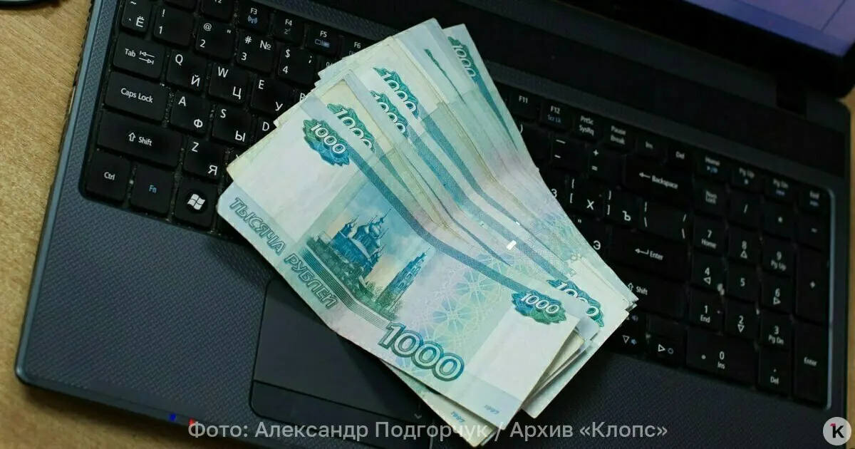 Рассматриваются преимущества пластиковой валюты: долговечность, защита от подделок и экономия бюджета на перевыпуск банкнот.