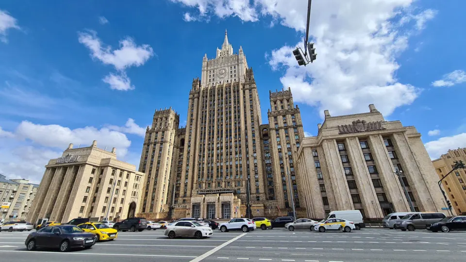 Российские чиновники заявляют, что заморозка боевых действий невозможна без устранения первопричин кризиса и подчеркивают готовность продолжать операцию до достижения целей.