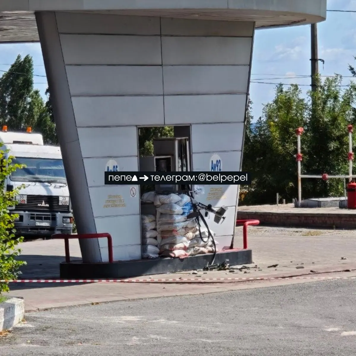 В Белгороде произошёл инцидент на заправке: по предварительным данным удар не привёл к взрыву, дрон застрял в мешках с песком вокруг газовой колонны.