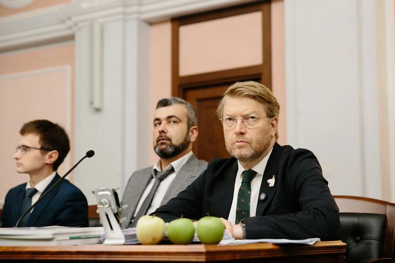 Истец требует исключить партию из предвыборной гонки; слушание может повлиять на подготовку бюллетеней.