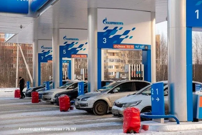 Газпромнефть отменяет ограничение объёмов топлива на заправках в ряде регионов; клиенты смогут заправлять в любом объёме и оплачивать позже.