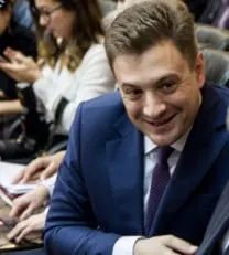 Коммунист Георгий Камнев обратился к главе Минпромторга Антону Алиханову с призывом снизить стоимость автомобилей АвтоВАЗа на внутреннем рынке, указав на более доступные предложения за пределами страны.