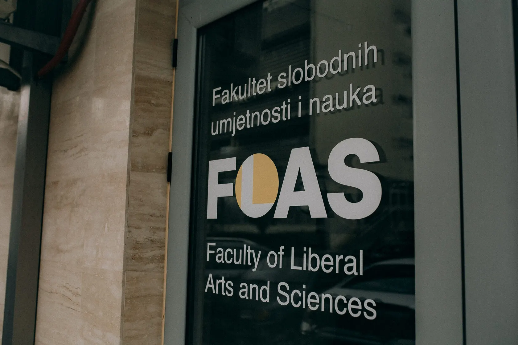 Факультет свободных искусств и наук (FLAS) попал в реестр нежелательных организаций; обсуждаются последствия для студентов и преподавателей.