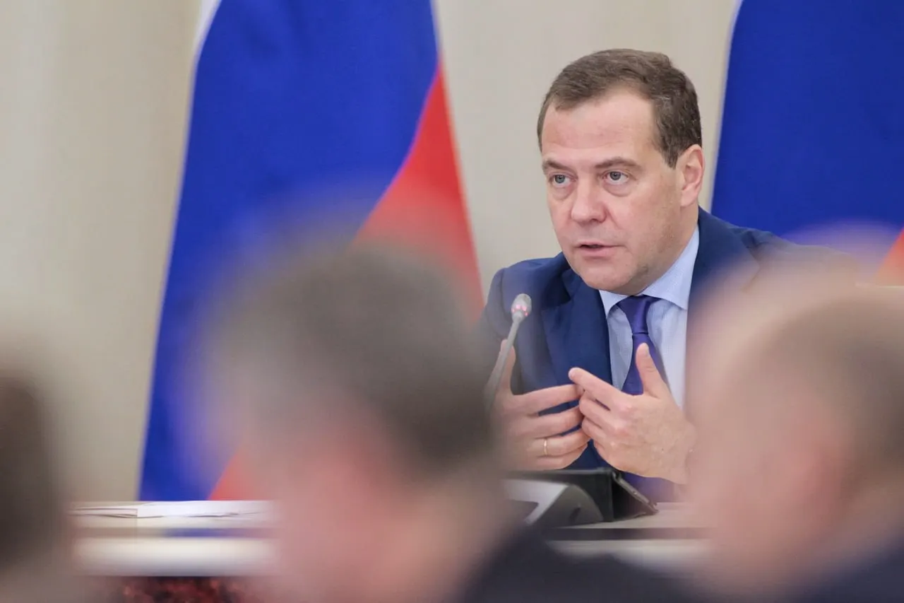 Лидер Единой России заявил, что после начала СВО противостояние на идеологическом фронте сохранится и будет продолжаться на новых условиях, подчеркивая важность воспитания общества.