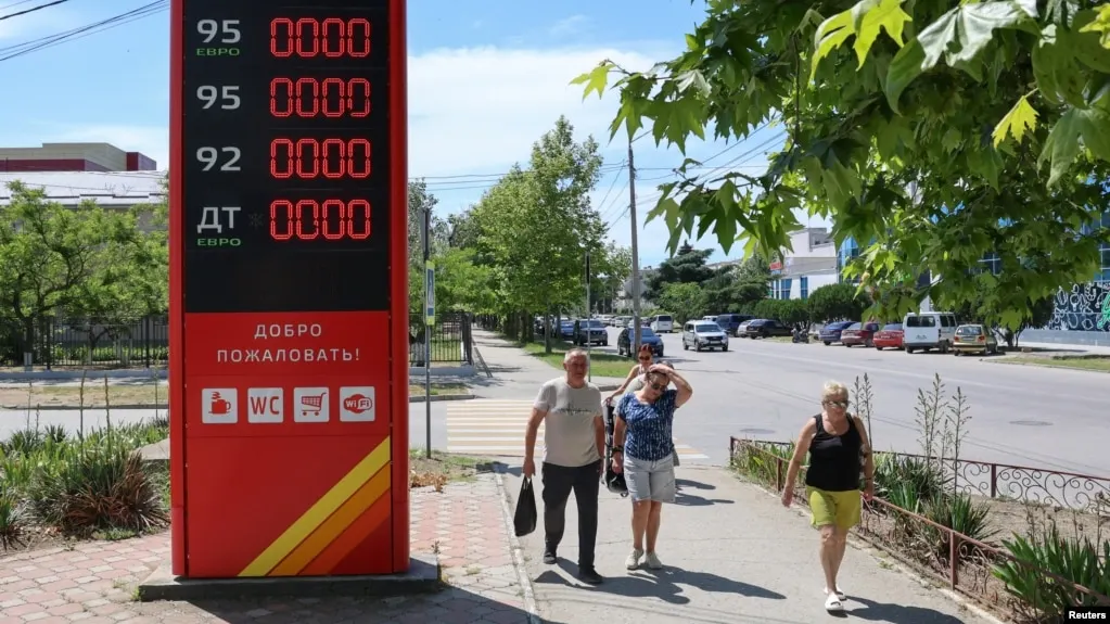 В Геленджике и соседних населённых пунктах бензин полностью исчез на большинстве заправок. Власти опубликовали график работы станций, очереди растут, а цены и лимиты на продажу продолжают вводиться.