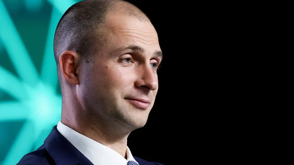 По МСФО за первое полугодие 2026 года VK зафиксировала чистый убыток 3,8 млрд рублей. Компания управляет крупнейшей в стране соцсетью и видеохостингом VK Video, а также запустившим Max мессенджером, не смогла выйти в плюс, несмотря на рост выручки на 12% и блокировку конкурентов.