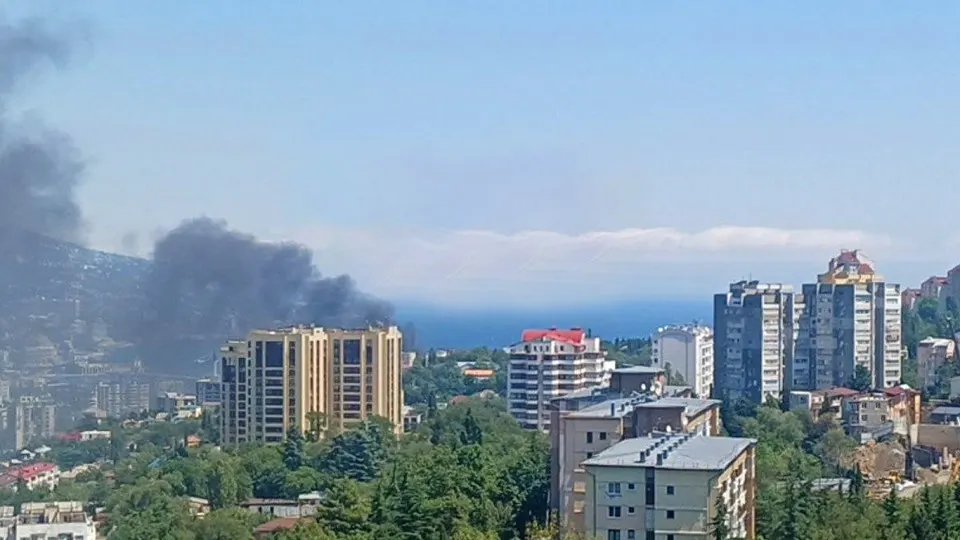 Украина нанесла удар по побережью Ялты с применением дронов, что вызвало пожар на набережной и меры эвакуации.