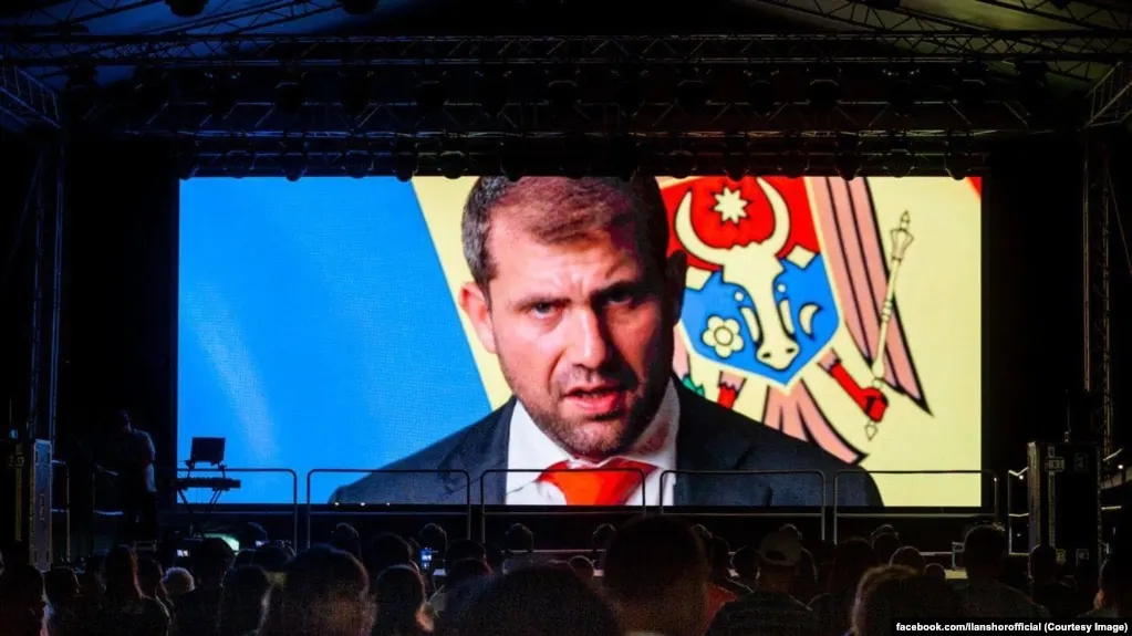 Через сеть подставных фирм платежная компания A7, связанная с Кремлём, проводила через международные банки операции на сумму более 6,9 млрд долларов, обходя санкции против России. Компания была создана в конце 2024 года бизнесменом Иланом Шором при поддержке госбанка как альтернатива системе SWIFT; через неё проходит значительная часть валютных операций страны.