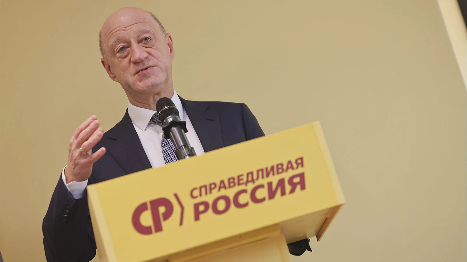 Вице-спикер Госдумы Александр Бабаков рассматривается как потенциальный кандидат на пост лидера партии на фоне травмы Миронова; обсуждаются варианты руководства будущей фракцией и роли Миронова.