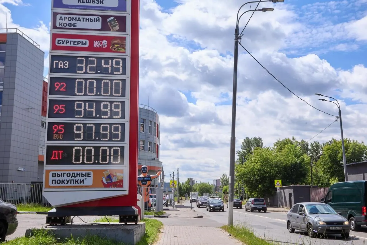 Антимонопольное ведомство зафиксировало претензии к не менее чем 70 продавцам топлива по стране из‑за резкого роста цен; кризис затронул регионы, в том числе Калмыкию.