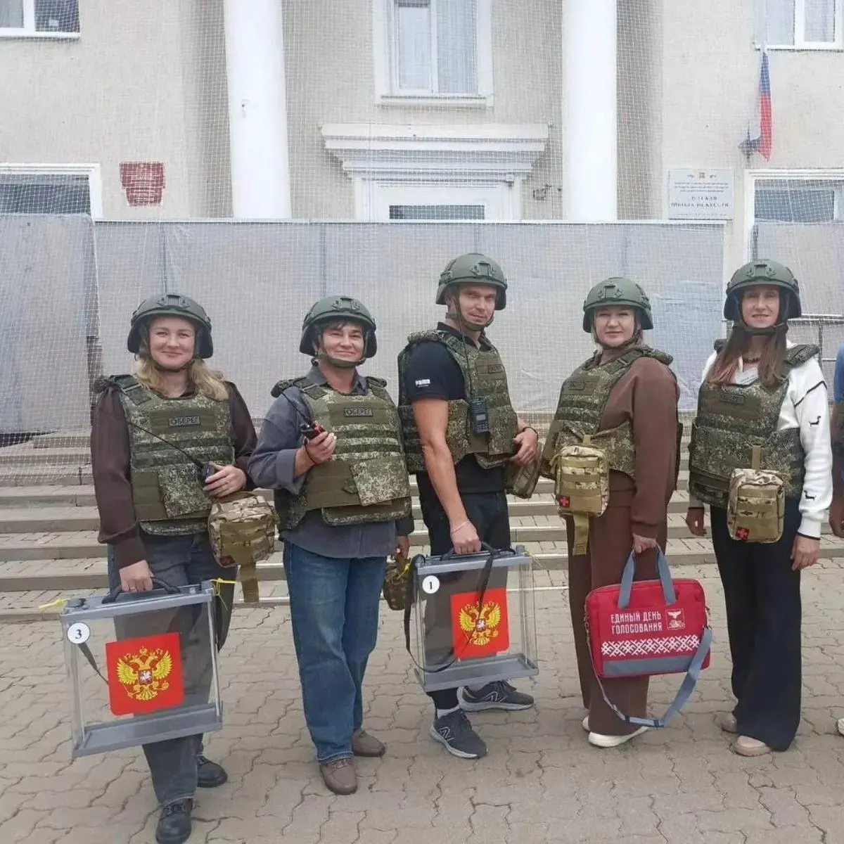 В приграничных районах региона участковые комиссии усиливают охрану, люди голосуют дома и во дворах.