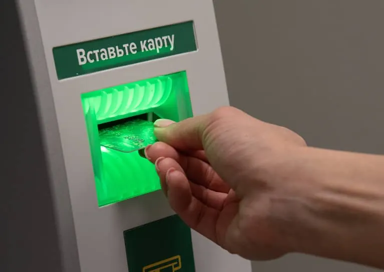 Государственный регулятор разработал поправки, позволяющие блокировать счета при частичном совпадении ФИО и даты рождения клиента с данными человека из перечня, чьи средства подлежат заморозке. Банки смогут приостанавливать операции на 5 рабочих дней.