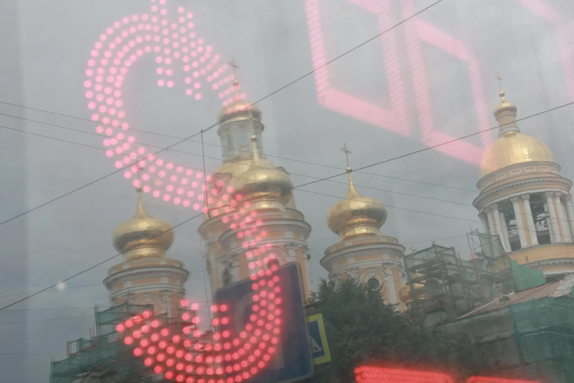 За лето рубль ослабил курс к доллару; эксперты объясняют последствия и прогнозы на будущее.