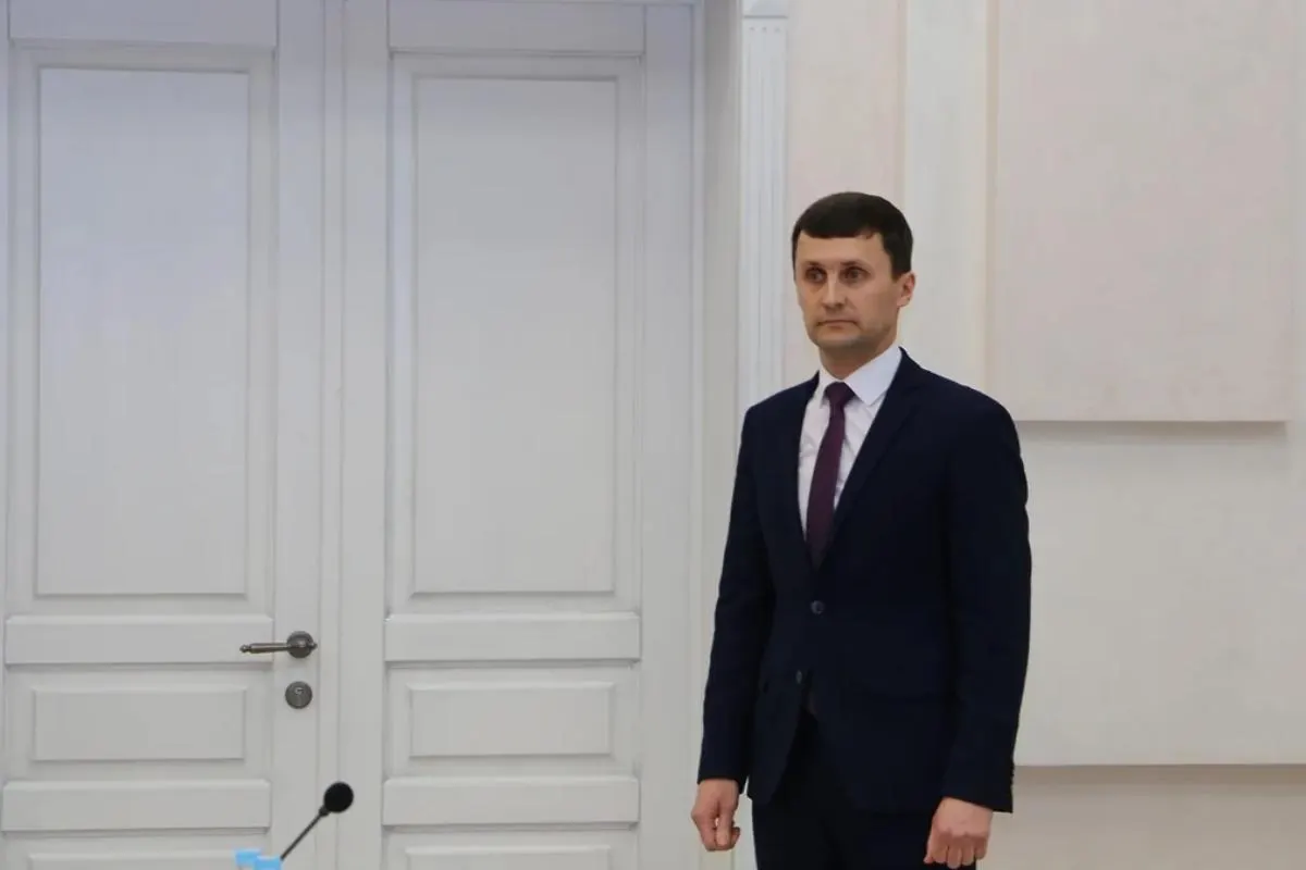 После пожара на мусороперерабатывающем заводе в Губкине и связанных с расследованием эпизодов министр ЖКХ Белгородской области уволен за халатность; выявлены сомнительные сделки по продаже автомобилей и нарушения пожарной безопасности.