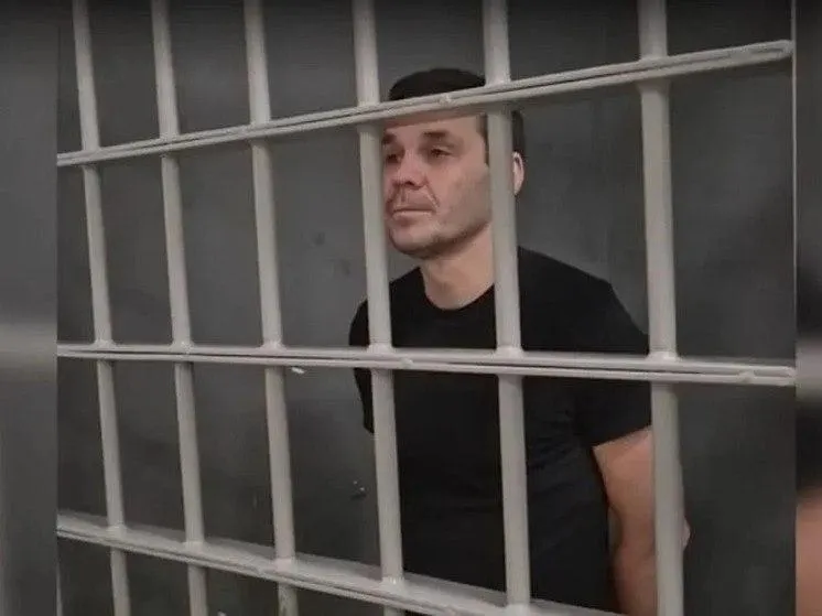 48-летний гражданин России и Швеции приговорён к 14 годам колонии строгого режима за госизмену; расследование касается денежных переводов военным формированиям на Украине.