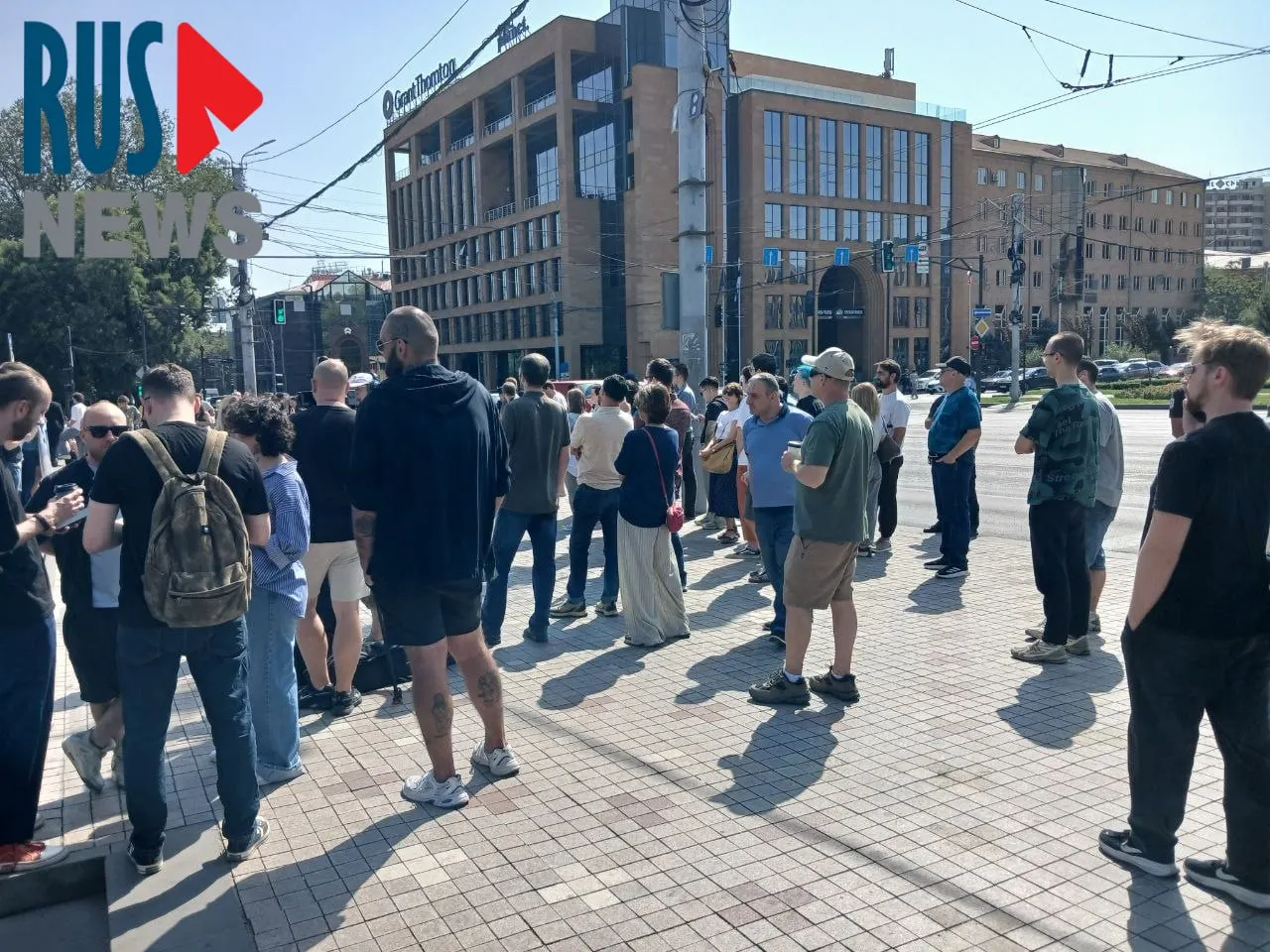 У посольства России в Ереване сформировалась длинная очередь на голосование; рядом проходит митинг с участием около ста людей и призывами к мирному урегулированию.