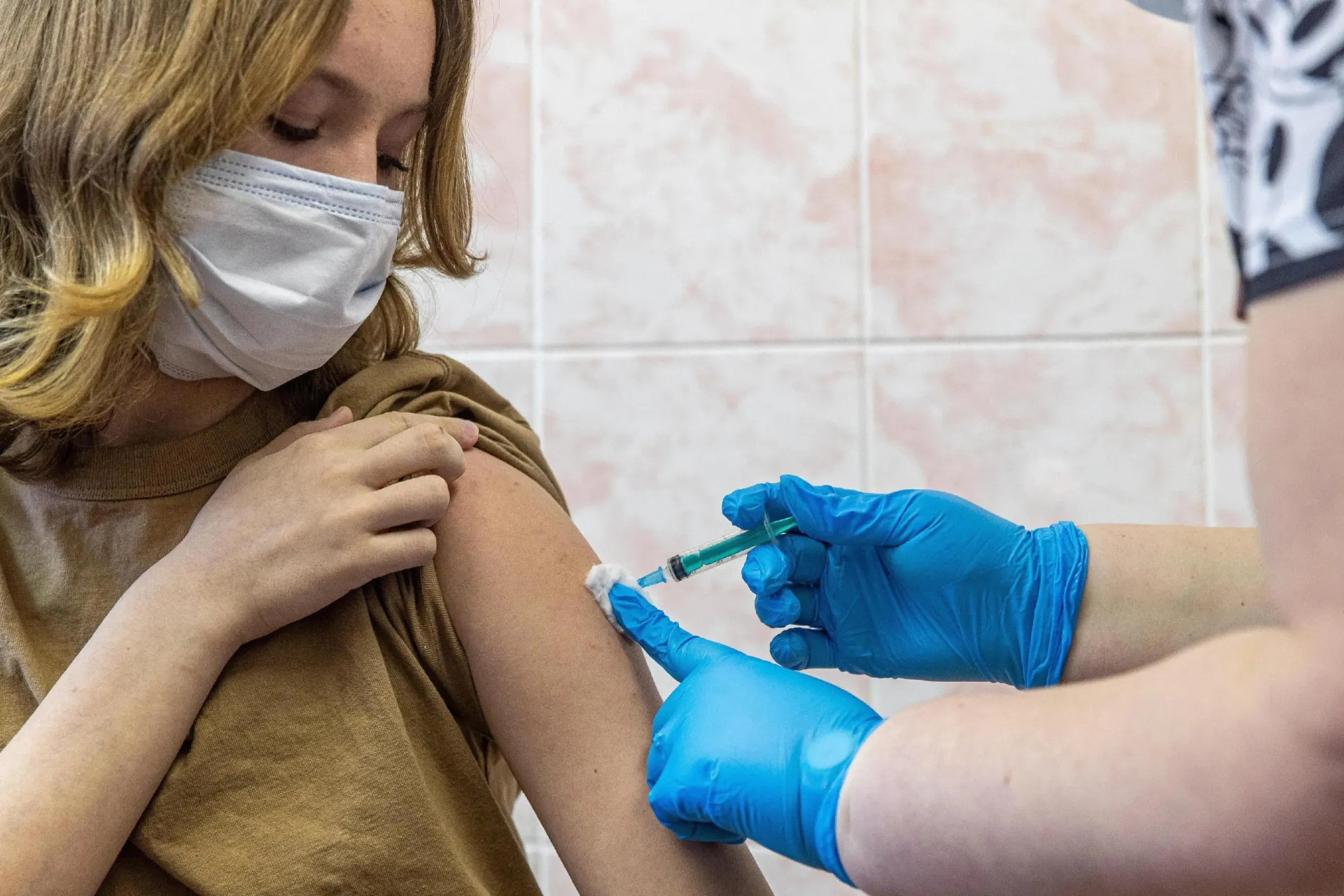 В России объявлена национальная кампания по вакцинации против вируса папилломы человека для девушек; старт запланирован во второй половине 2027 года.