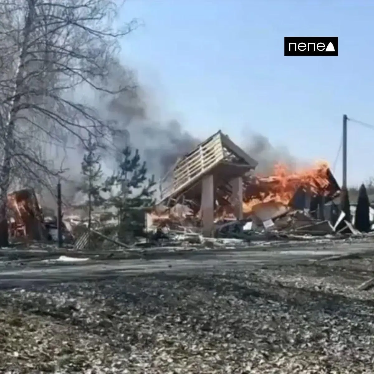 Жители Белгородской области сообщают о повторяющихся атаках дронов на сёла близ границы, что приводит к пожарам и разрушениям.
