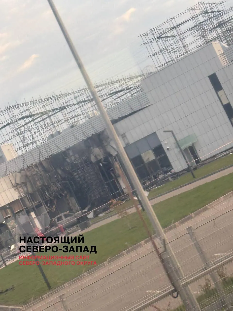 Беспилотники атакуют дата‑центры по всей стране, приводя к сбоям в онлайн‑банках, платежных системах и сервисах. Удары зафиксированы по объектам Яндекса и строящемуся центру обработки данных Сбербанка в Саратовской области, а также по другим объектам в Сасове, Владимире и Калуге.