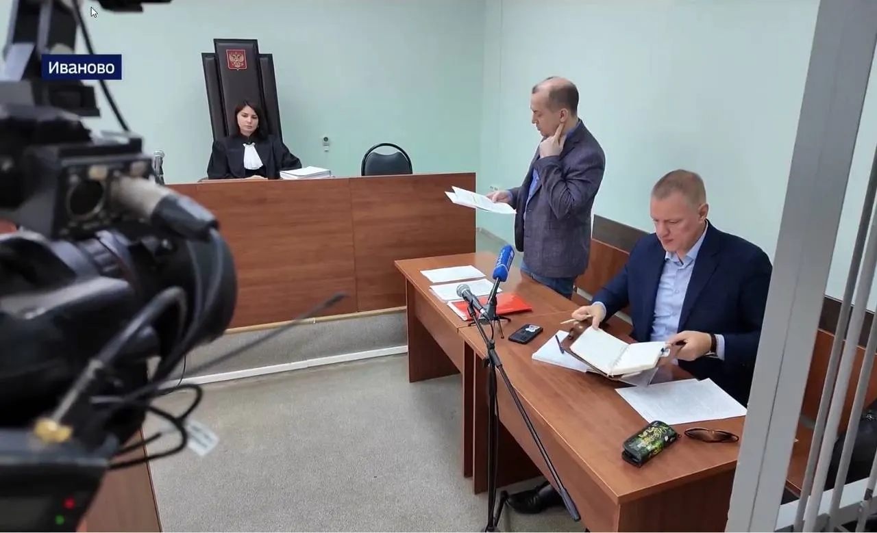 Глава Следственного комитета потребовал представить доклад по уголовному делу главного редактора регионального телеканала; расследование касается обвинений в клевете и дискредитации полиции, а в редакции прошли обыски.