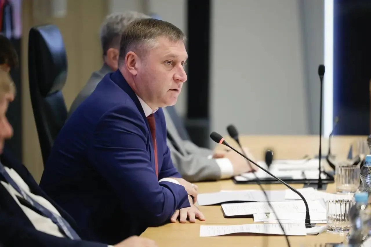 В регионе обсуждают планы по обеспечению безопасности, вопросы людей по компенсациям за утраченное жильё и организации транспортного сообщения на фоне атак дронов и обстрелов.