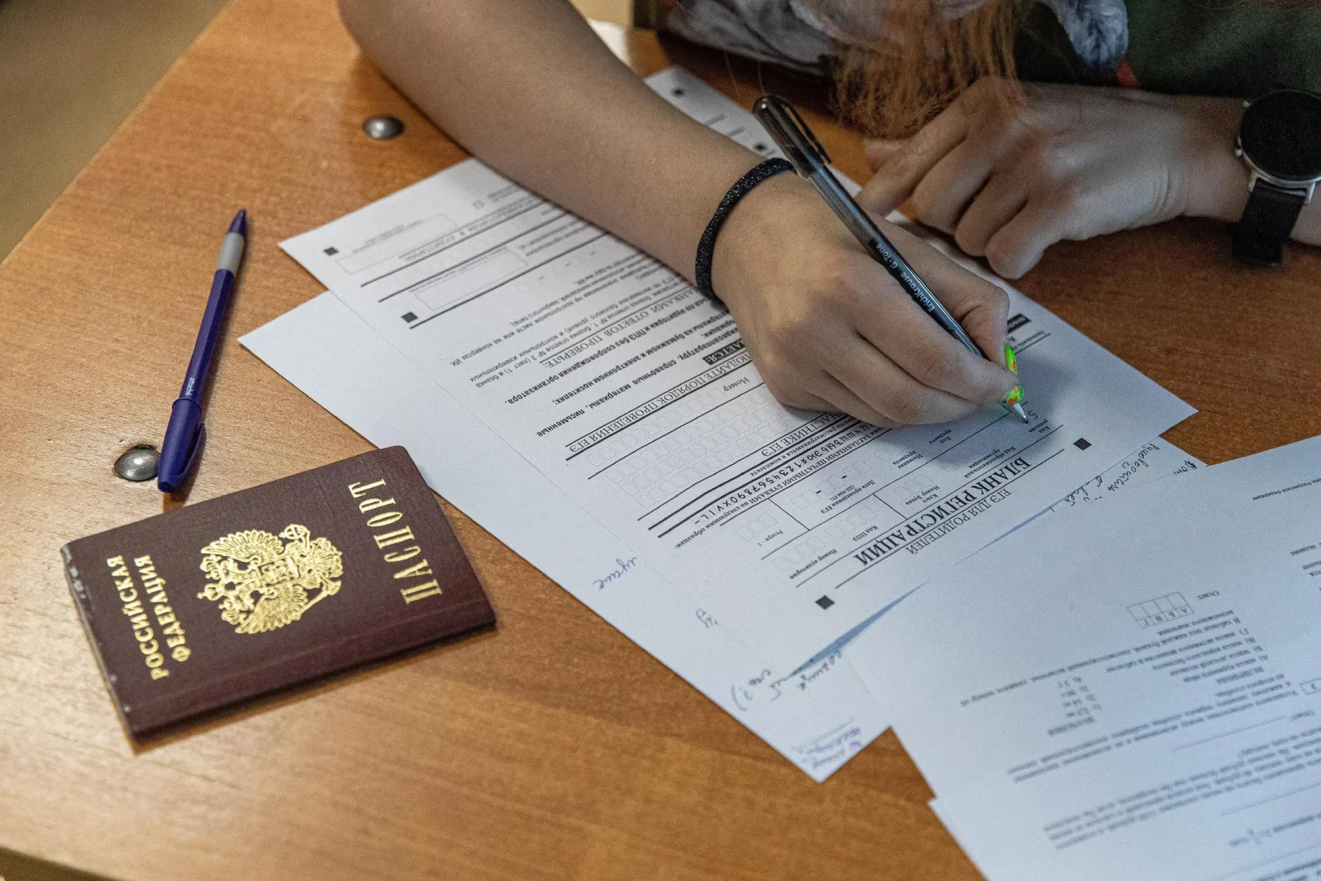 Правительство обсуждает меры, которые изменят прием в вузы, включая добавочные баллы к ЕГЭ для школьников, начинающиеся с 2027 года.