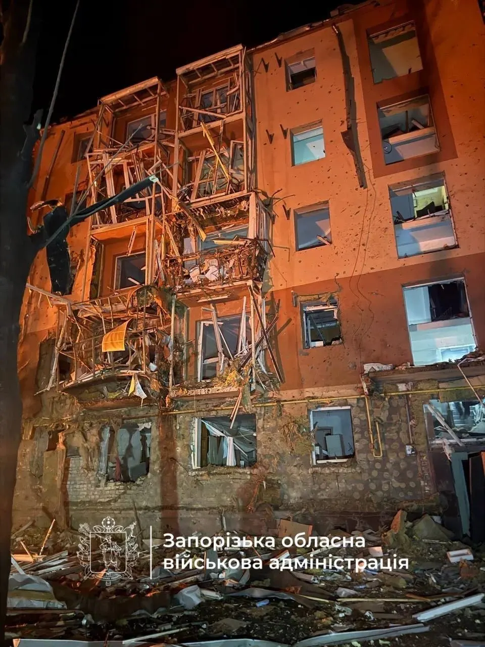 За ночь беспилотники атаковали регионы страны; Рязанский НПЗ частично остановил производство, а бывшего продюсера Первого канала приговорили за призывы к терроризму. Также сообщалось о санкциях США и ракетных ударах по Украине.